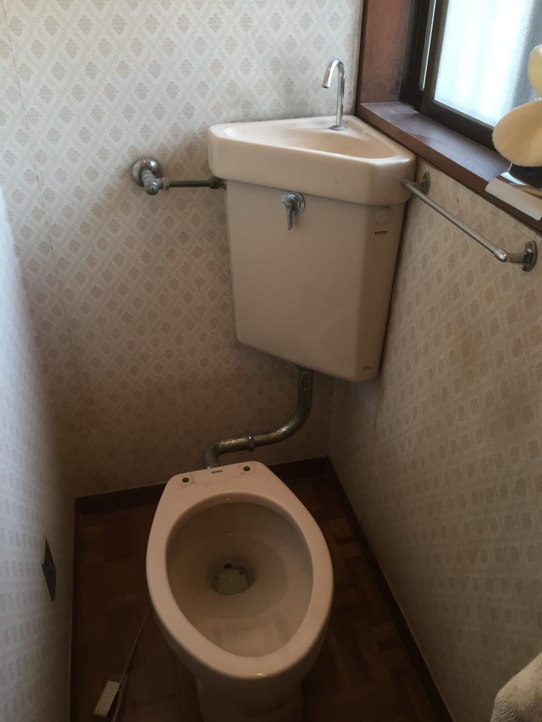 冷たい浴室の床をサーモタイルに：トイレ・壁紙工事【目黒区柿の木坂】