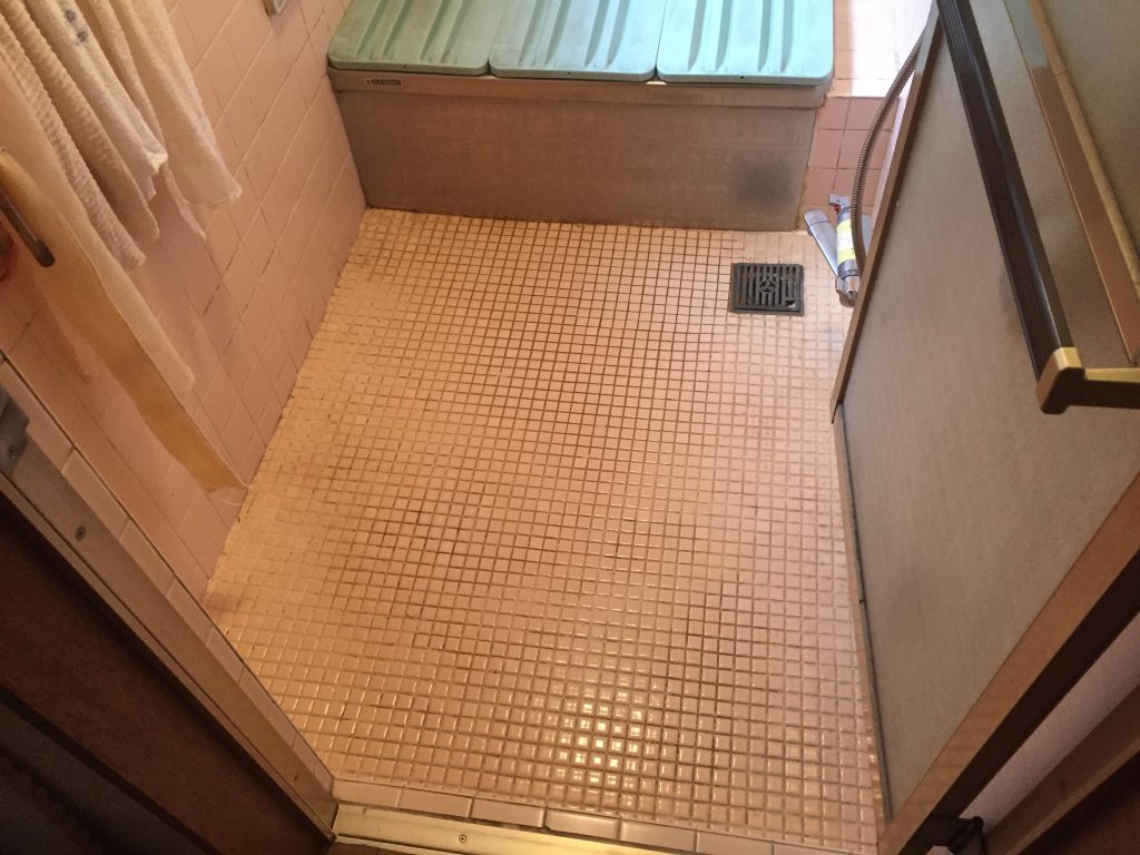 冷たい浴室の床をサーモタイルに：タイルの床貼【目黒区柿の木坂】