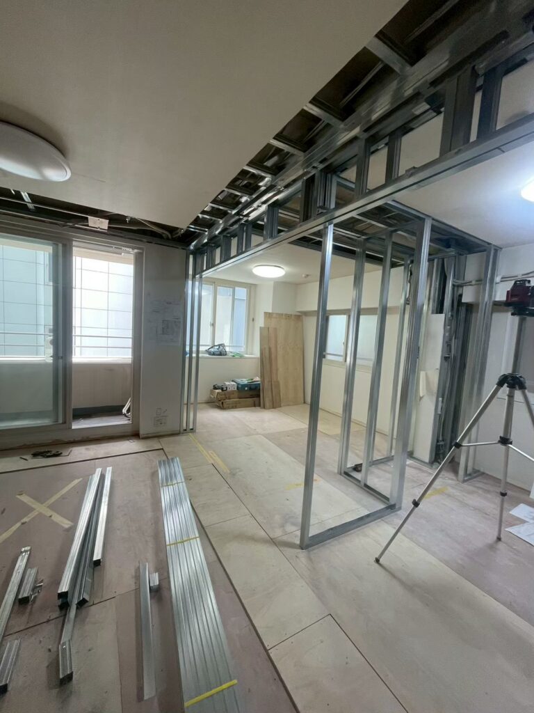 中央区　マンションフルリノベーション工事　【2】　軽天工事・先行配管