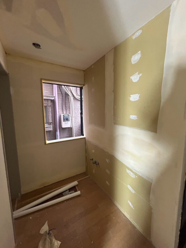 墨田区　戸建てリノベーション工事　【5】クロス、フロアタイル貼り工事